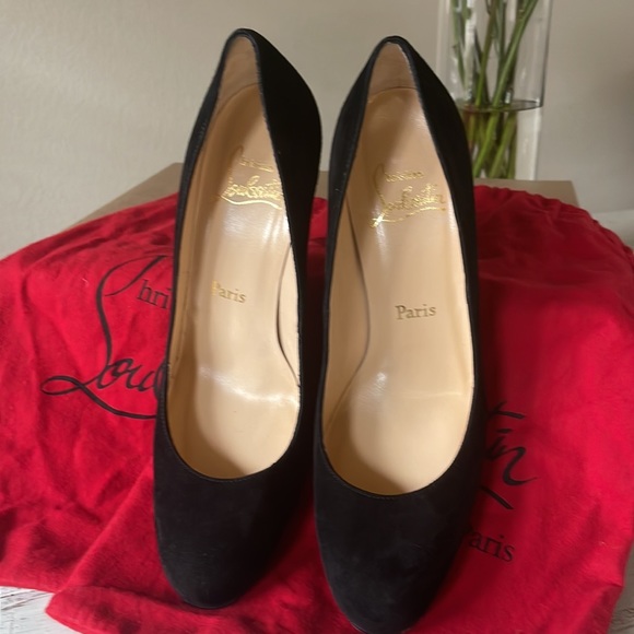 🌺 CHRISTIAN LOUBOUTIN black suede heels. Size 381/2. - Picture 2 of 7